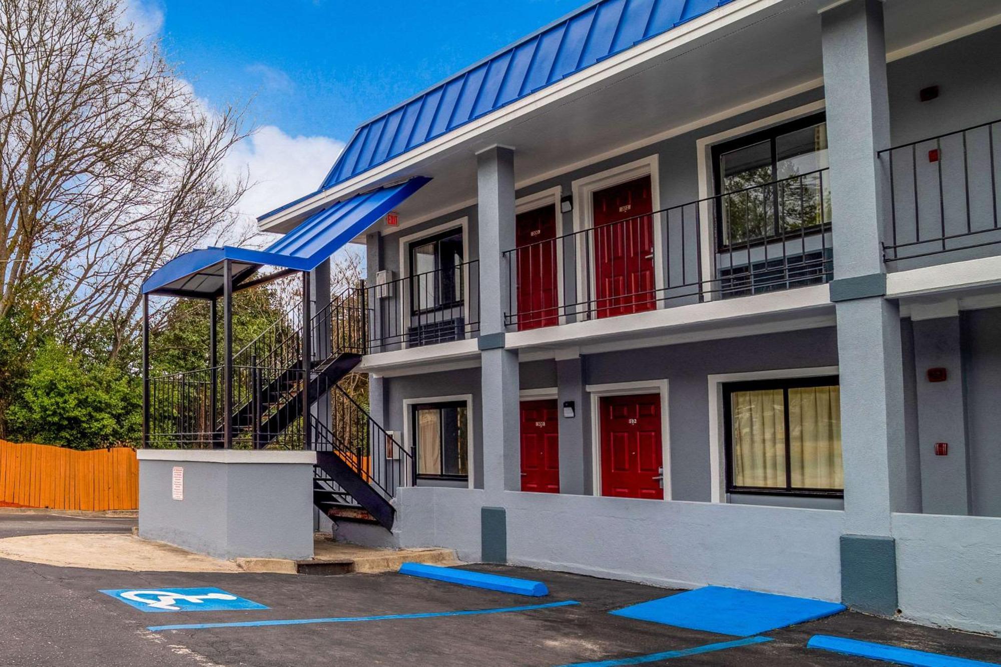 Rodeway Inn & Suites Fort Jackson Columbia Exterior photo