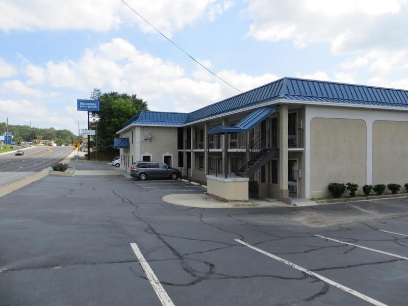 Rodeway Inn & Suites Fort Jackson Columbia Exterior photo